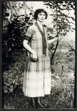 Frau in kariertem Kleid