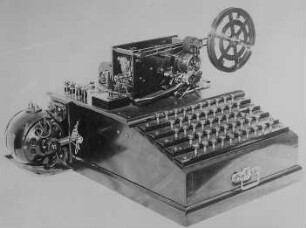 Typendrucker mit Motorantrieb : Technikgeschichte | Physik | Elektrizität | Telegraphie und Telephonie