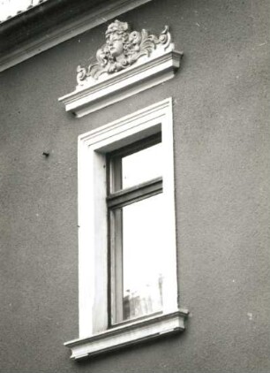 Cossebaude (Dresden-Cossebaude), August-Bebel-Straße 2. Mietvilla (E. 19. Jh.).Fenster (1. Obergeschoß) mit Bekrönung