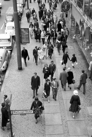 Berlin: Fußgängerverkehr auf der Tauentzienstraße; von der Brücke