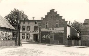 Dorfplatz mit Konsumgasthaus in Rohne : Nawjes z předawarnju a korčmu w Rownom