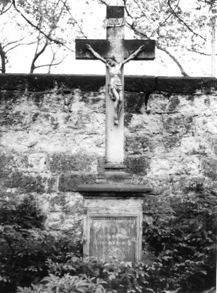 Grabmal mit Kruzifix : Grabmal mit Kruzifix. Sandstein (um 1900). Dresden-Friedrichstadt, Neuer (Äußerer) Katholischer Friedhof