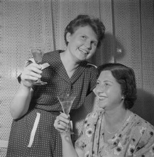 Feier mit Fritz Jensen und Fritz Schälike : Zwei Frauen mit Weingläsern