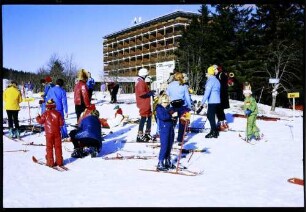 Feldberg: Skiläufer vor Hotel Feldberger Hof