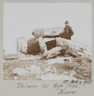 27. März 1905. Dolmen bei Kefr juba [?]. Fenner