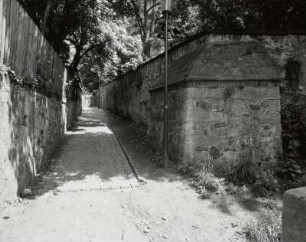 Weg zwischen Pfarrhausgarten- und Kirchhofmauer der Friedenskirche in Altkötzschenbroda