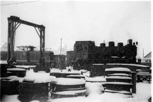 Gammertingen, Dampflok 141, Diesellok V81, abgestellt vor der Bahnbetriebswerkstätte, Portalkran von 1909, im Vordergrund Reserve-Radreifen