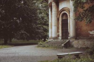 DDR. Potsdam. Eingang zu einem Gartenpavillon