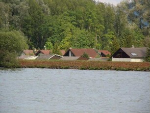 Tulln - Häuser hinter dem Deich