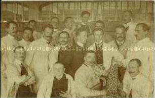 Gruppenbild von Mitarbeitern einer Textilfabrik?