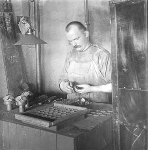Vorbereiten der Linsen zum Aufkitten auf die Halteschale : Technikgeschichte | Technologie | Optische Industrie | Linsen-Schleiferei | Emil Busch AG Rathenow