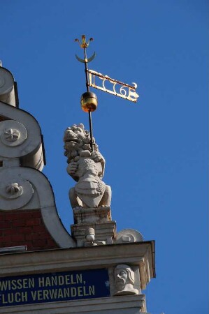 Löwenfigur : Steinerner Löwe als Fassadenfigur am Schwarzhäupterhaus. Aufgenommen im Juni 2008. Foto Uwe Gerig