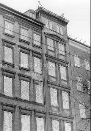 Zugemauerte Fenster an der Bernauer Straße