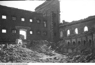 Dresden, u.a. Biergarten an der Augustusbrücke - Elbufer - Dr.-Rudolf-Friedrichs-Brücke (Carolabrücke), Vorbereitungen zum Neubau - Trümmerbahn - Neustädter Markt - Semperoper, April 1952