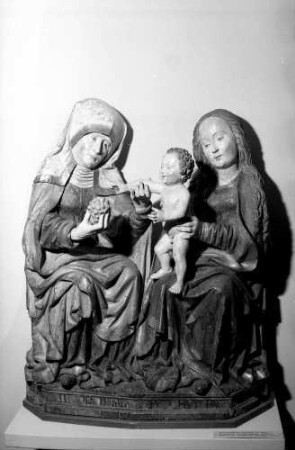 Freiburg: Augustinermuseum, Weinmotiv, Freiburg, Anna Selbdritt, Lindenholz aus einer Kapelle der Umgebung