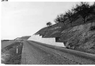 Stützmauer bei Gruibingen. Im Hintergrund Fußgängerweg.