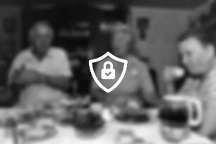 Privatwohnung: Ehepaar Edgard und [Name maskiert] mit Kulturwartin [Name maskiert] an gedeckter Kaffeetafel