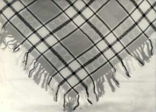 Teil der Tracht aus Hoyerswerda : Kleidung - Hoyerswerdaer Tracht. Ort: Wojerecy / Hoyerswerda. Kariertes Wollkopftuch.