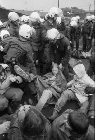 Proteste gegen das NATO-Manöver Flinker Igel vor dem Militärstützpunkt Heilbronn