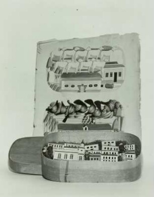 Spanschachtel mit Spielzeugstadt und Seite aus einem Musterbuch der Fa. David Oehme Söhne