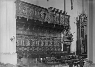 Chorgestühl mit Heiligenfiguren