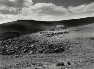 Bauernhof in der kargen Landschaft Andalusiens