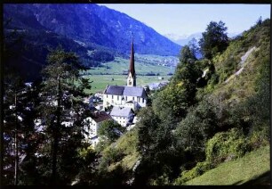 Oetz: Ort mit Kirche, von oben