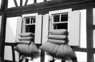 Jockgrim: Fachwerkhaus mit Betten im Fenster, nahe