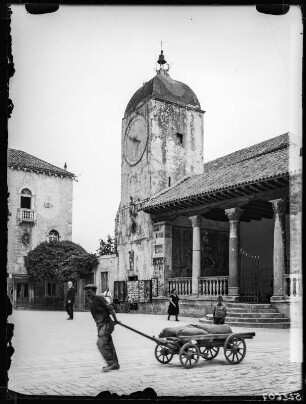 Trogir, Loggia mit Uhrturm (hoch)