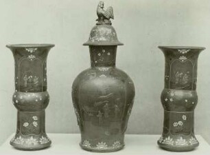 Zwei Flötenvasen und eine Deckelvase aus Schloß Pillnitz