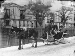 Pferdeschlitten vor dem Hotel und Gasthof "Prinz Carl" in Buchen