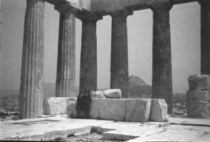 Athen. Akropolis (450ante). Ansicht mit zwei Luftwaffenhelferinnen