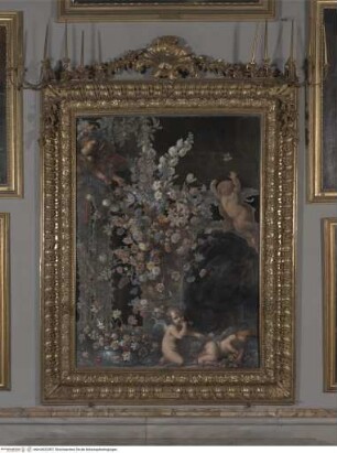 Bemalter Spiegel mit einer Vase mit Blumen und fünf Putten