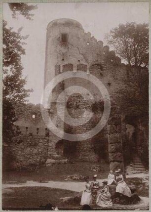 Unterer Innenhof der Burgruine Kynast mit Staupsäule