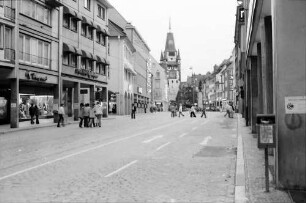 Freiburg: Kaiser-Joseph-Straße mit Martinstor, abends