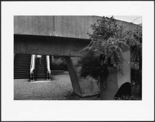 Betonbrücke und Rolltreppe, Bonn