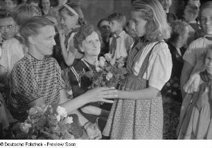 Pioniere gratulieren Lehrern mit Blumensträußen