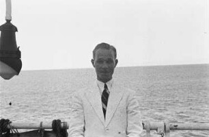 Reisefotos Mittelmeer. Der Bordfotograf Franz Grasser an Deck des Passagierschiffes "Milwaukee"