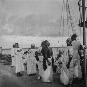 Am Hafen : Frauen und Männer der Ganda am Hafen von Port Bell