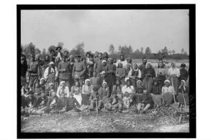 Arbeitseinsatz : 1. Weltkrieg. Rumänien oder Galizien. Gruppenbild Soldaten mit Zivilisten, vor allem Frauen und Kindern, die Schaufeln mit sich führen, 1918