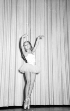 Freiburg: Filmpalast, Christine Kaufmann, tanzend, im Ballettdress