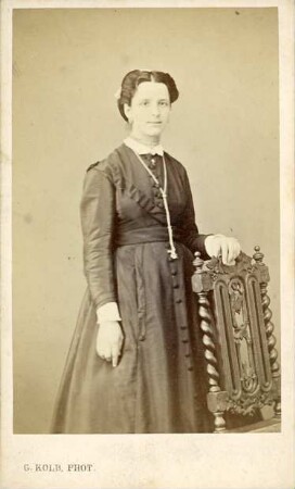 Fotografie einer stehenden Dame