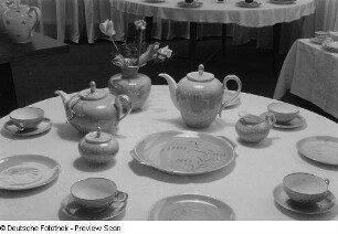 Ausstellungstisch mit Porzellanservice