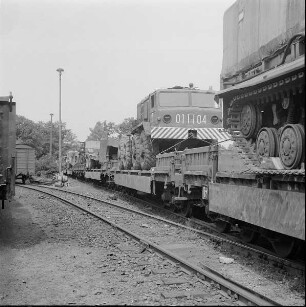 Verladen von Militärtechnik der 1. Gardepanzerarmee im Bf. Dresden-Klotzsche. Abfahrbereiter Flachwagenzug