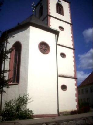 Kirche von Osten mit Kirchturm (im Kern Romanisch) und Hochchor (1615 neu erbaut)-Kirchturmobergeschosse 1615 neu aufgeführt