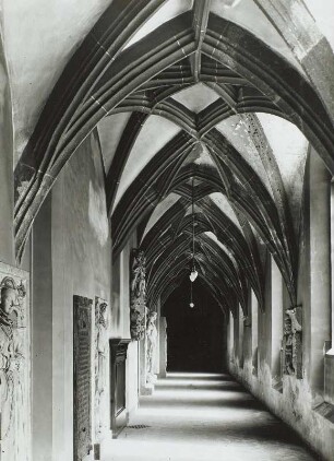 Leipzig, Paulinerkirche. Kreuzgang (13. Jahrhundert) : Leipzig, Paulinerkirche (1240 geweiht, nach 1485 erweitert, Chor 1519-1521, Umbau 1710-1712, 1897-1899; A. Roßbach). Kreuzgang (13. Jahrhundert) mit Grabsteinen