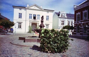 Markt mit Gänselieselbrunnen, davor Podest für Abendveranstaltung zum Kindervogelschießen