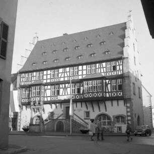Hanau, Altstädter Markt 1. Deutsches Goldschmiedehaus (ehem. Altstädter Rathaus). Straßenansicht mit Gerechtigkeitsbrunnen