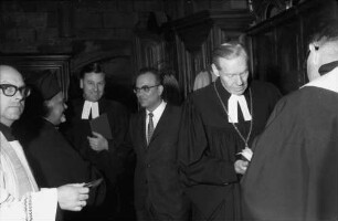 Freiburg: Münster, Begegnung in der Sakristei[, Landesbischof Heidland]