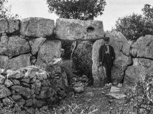 In Ses Païsses : Mann vor einem Steinportal in Ses Païsses bei Artà, einem prähistorischen Dorf der Talayot-Kultur